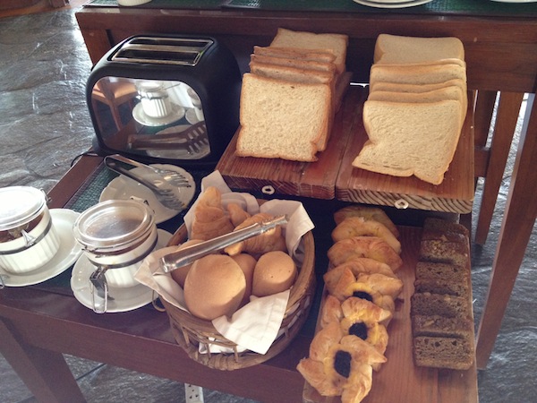 breakfast-at-country-suites-tagaytay-01.jpg