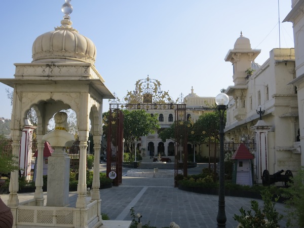 city-palace-udaipur-02.jpg