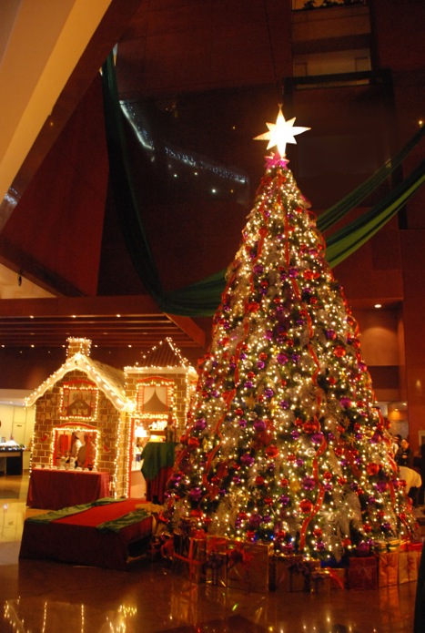 discovery-suites-lighted-christmas-tree-gingerbread-house.jpeg