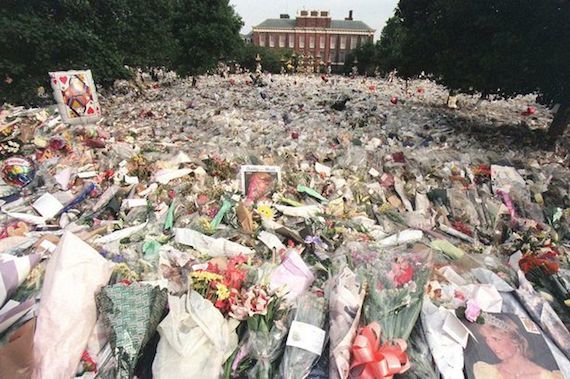 flowers-laid-by-mourners-outside-kensington-palace-for-princess-diana.jpg