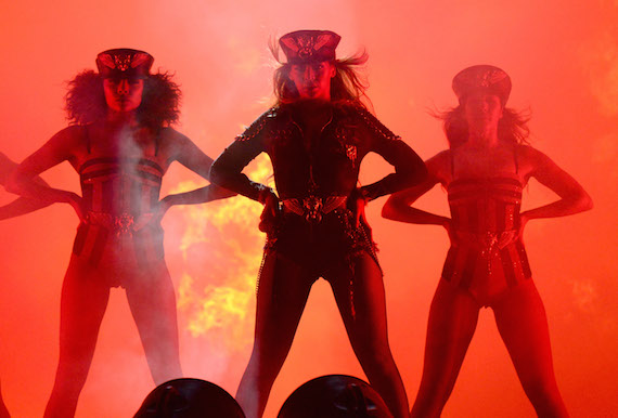 beyonce-and-her-dancers-in-diesel_on-the-run-tour-2.jpg